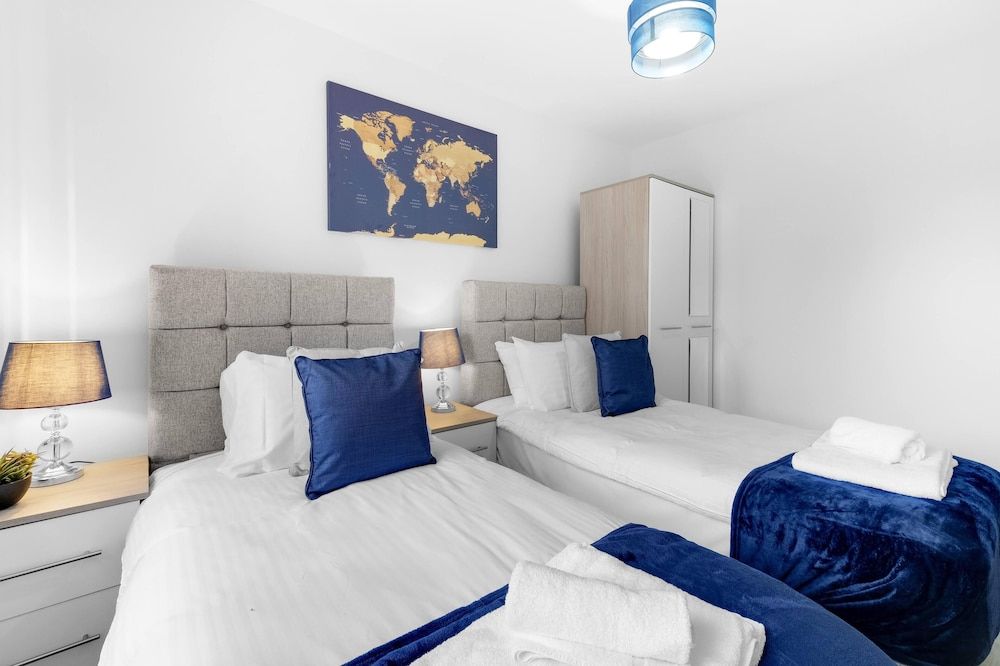 Modern 4 Bedroom House with Parking House, 4 Bedrooms 10