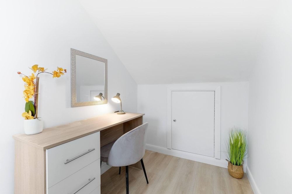 Modern 4 Bedroom House with Parking House 14