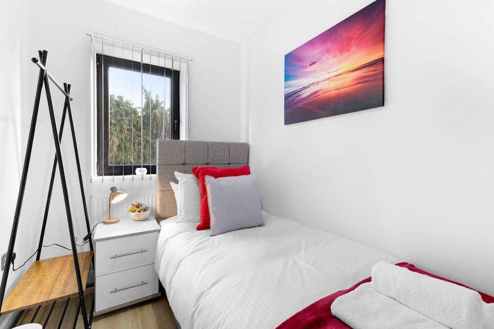 undefined Modern 4 Bedroom House with Parking 9