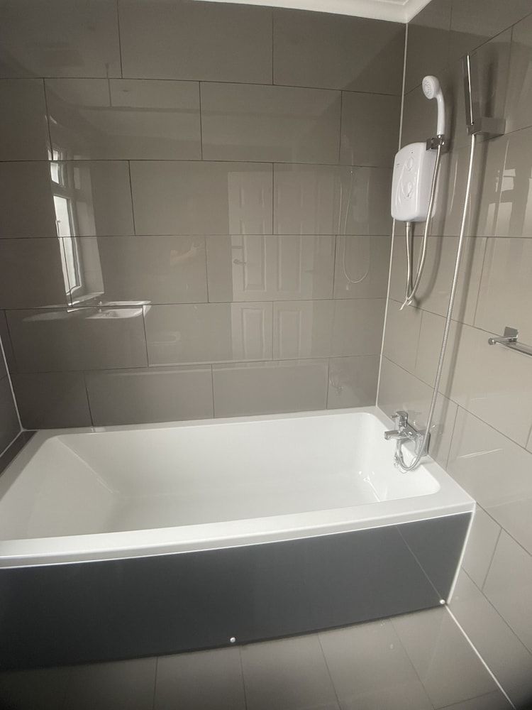 Richmond House Single Room, Shared Bathroom 3