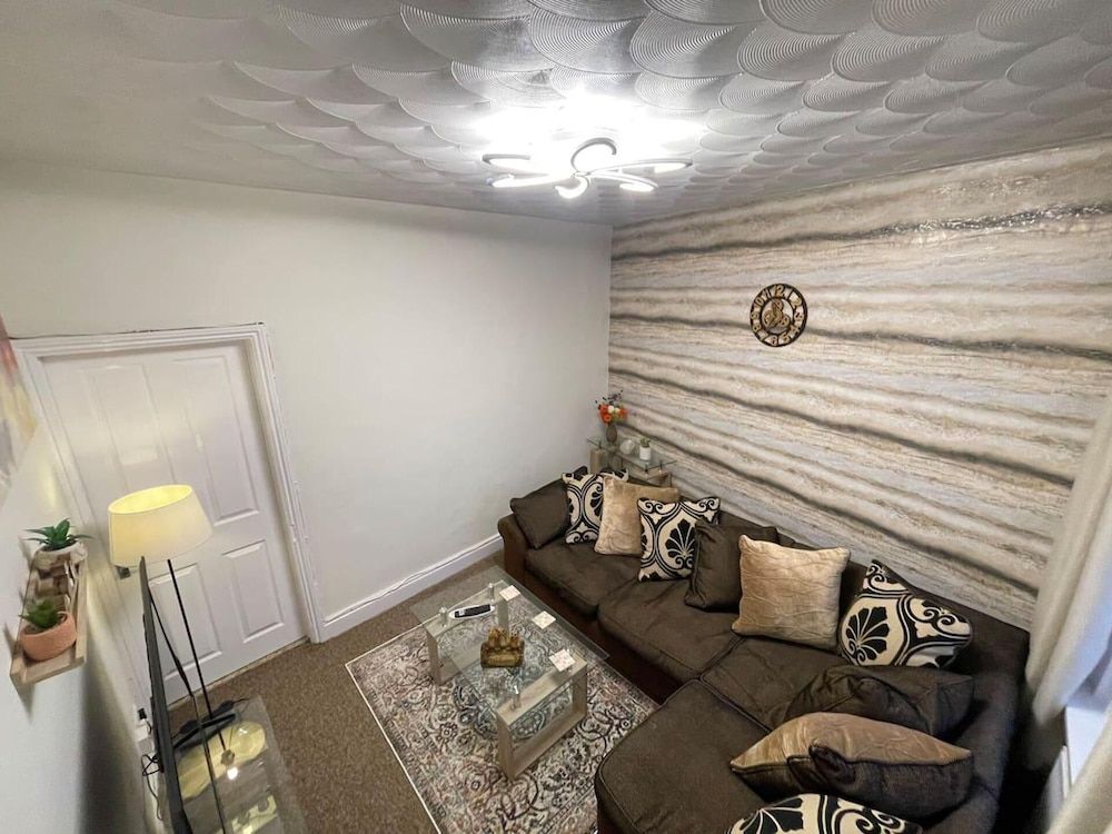 Impeccable 4-bed Home Away From Home in Swindon House 11