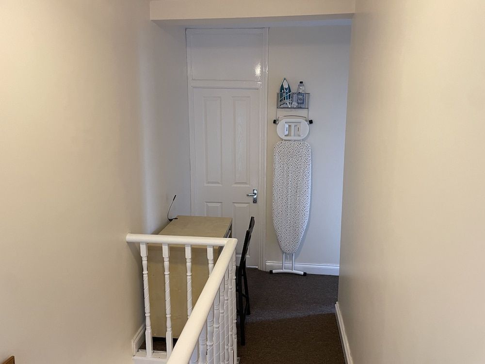 Impeccable 4-bed Home Away From Home in Swindon House 17