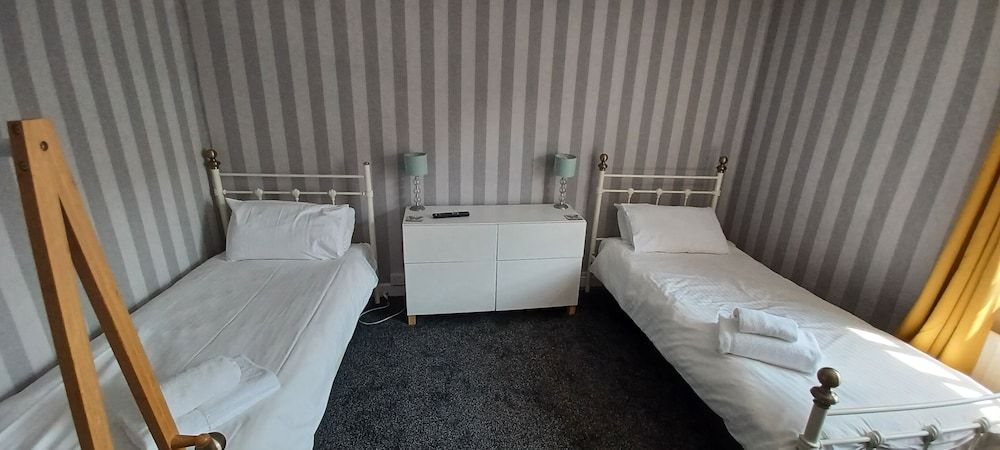 Winchester Arms Twin Room with Shared Bathroom (Room 3) 2