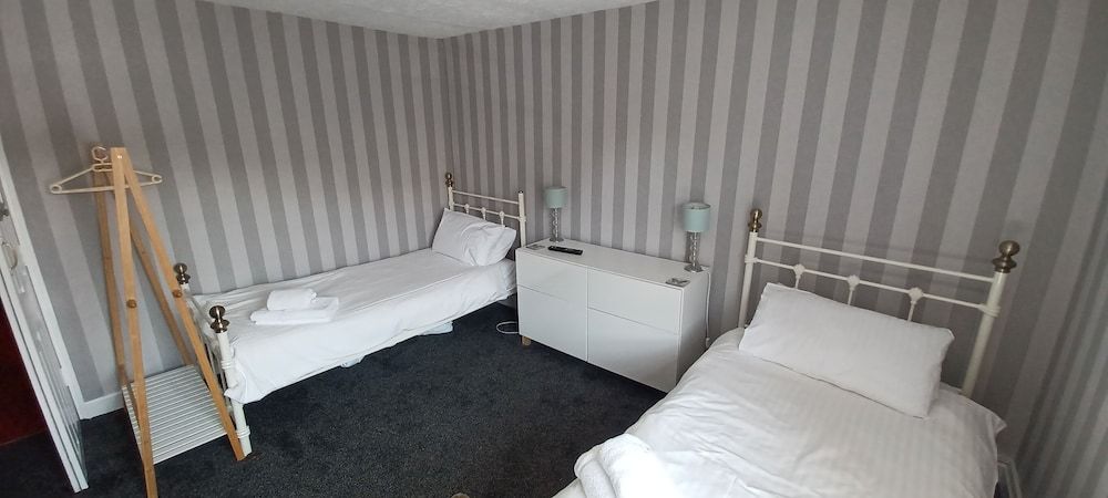 Winchester Arms Twin Room with Shared Bathroom (Room 3)