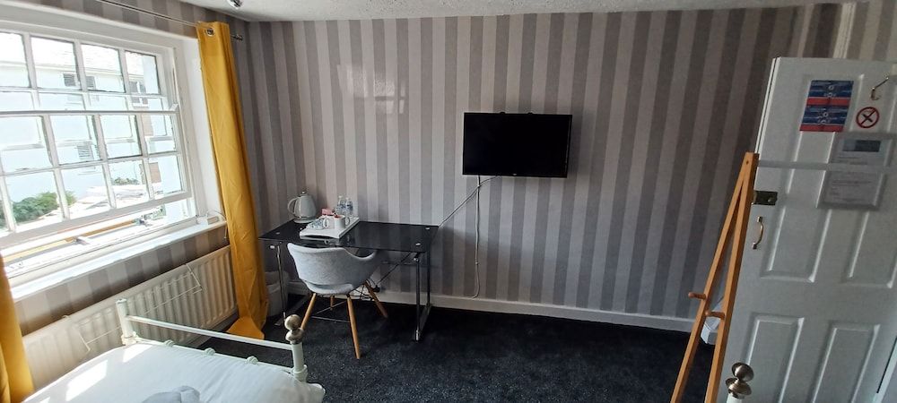 Winchester Arms Twin Room with Shared Bathroom (Room 3) 4