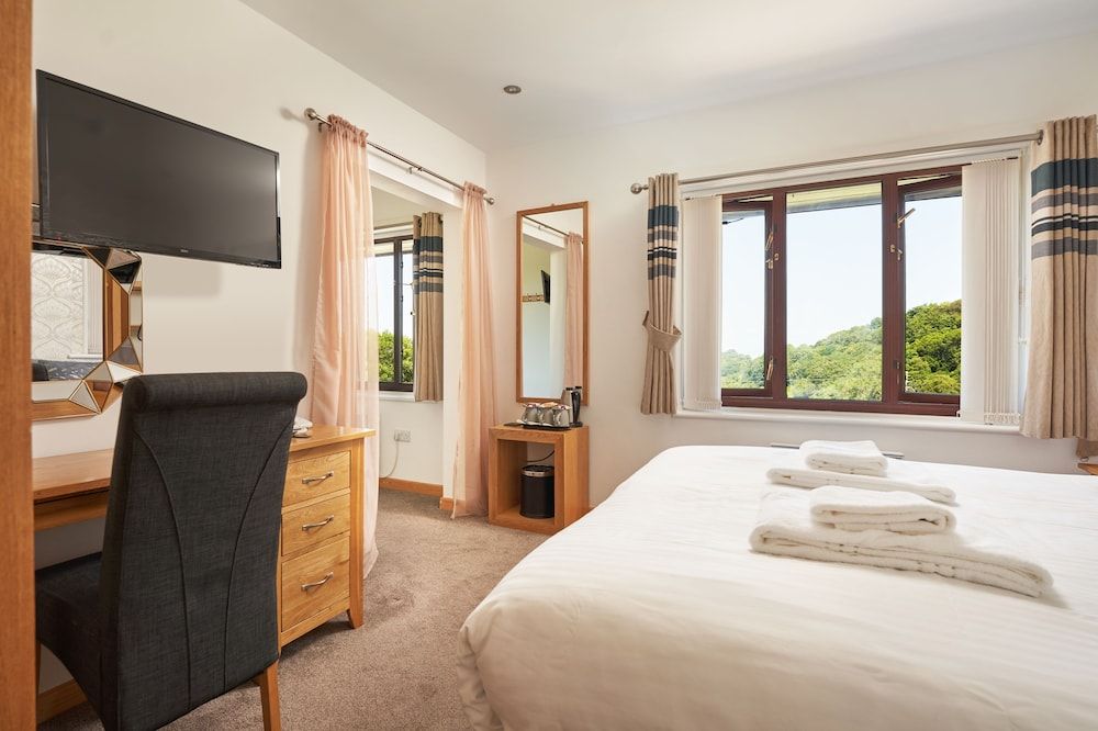 The Windmill Inn Deluxe Triple Room 6