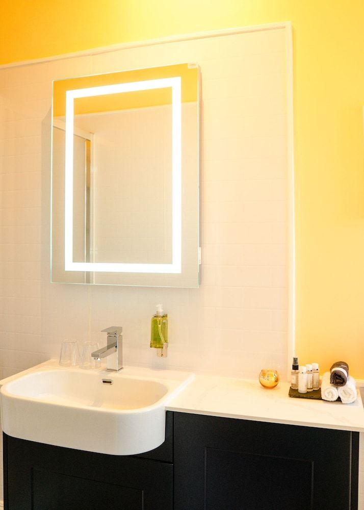 Gresham Court Standard Double Room 4