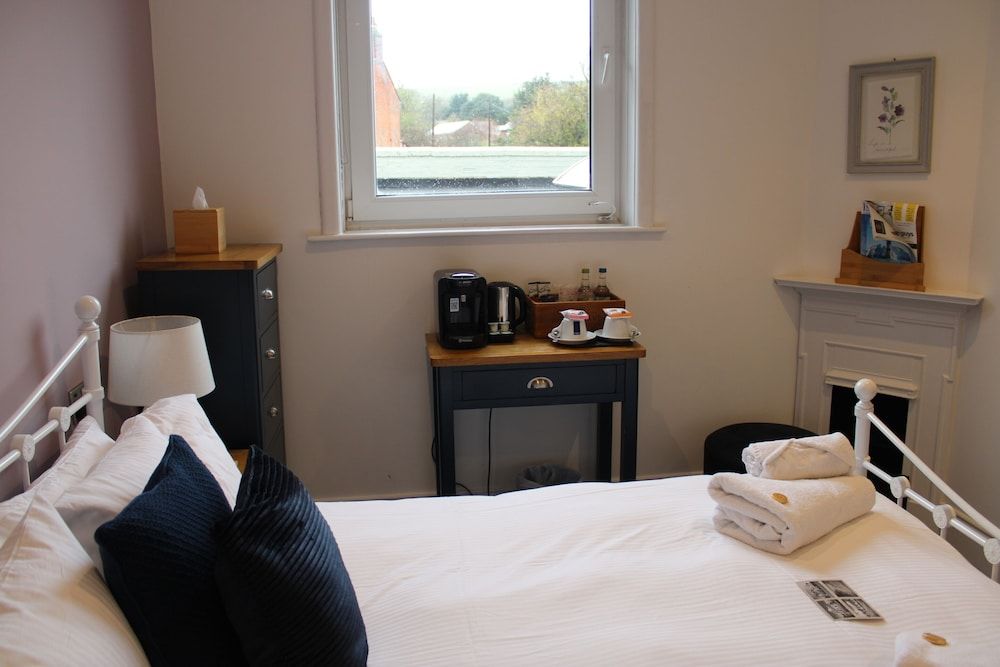 The White Lion Deluxe Double Room, Ensuite 8