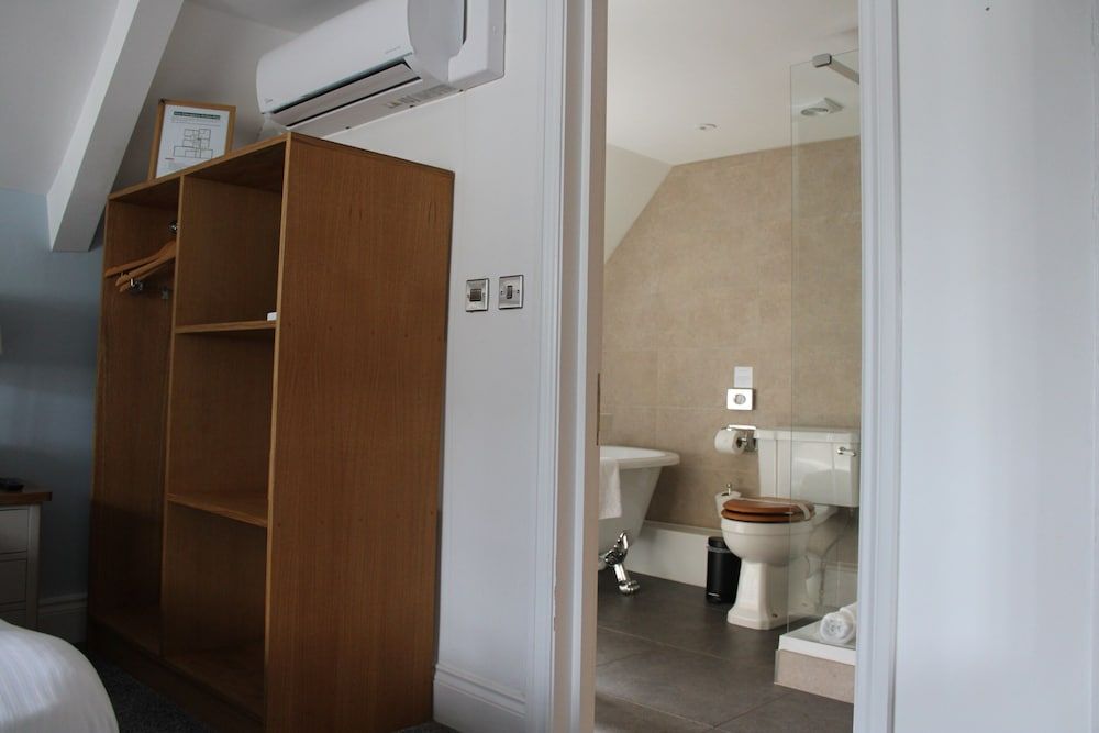 The White Lion Deluxe Suite, Ensuite 9