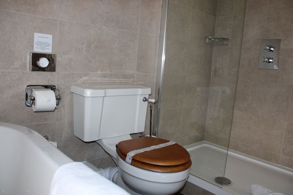 The White Lion Deluxe Suite, Ensuite 5