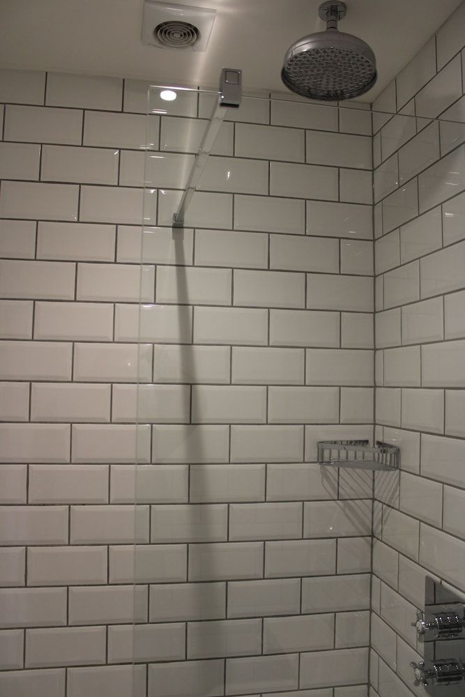 The White Lion Deluxe Double Room, Ensuite 7