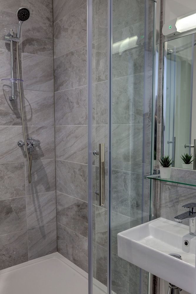 Connaught Hotel Superior Double Room 4