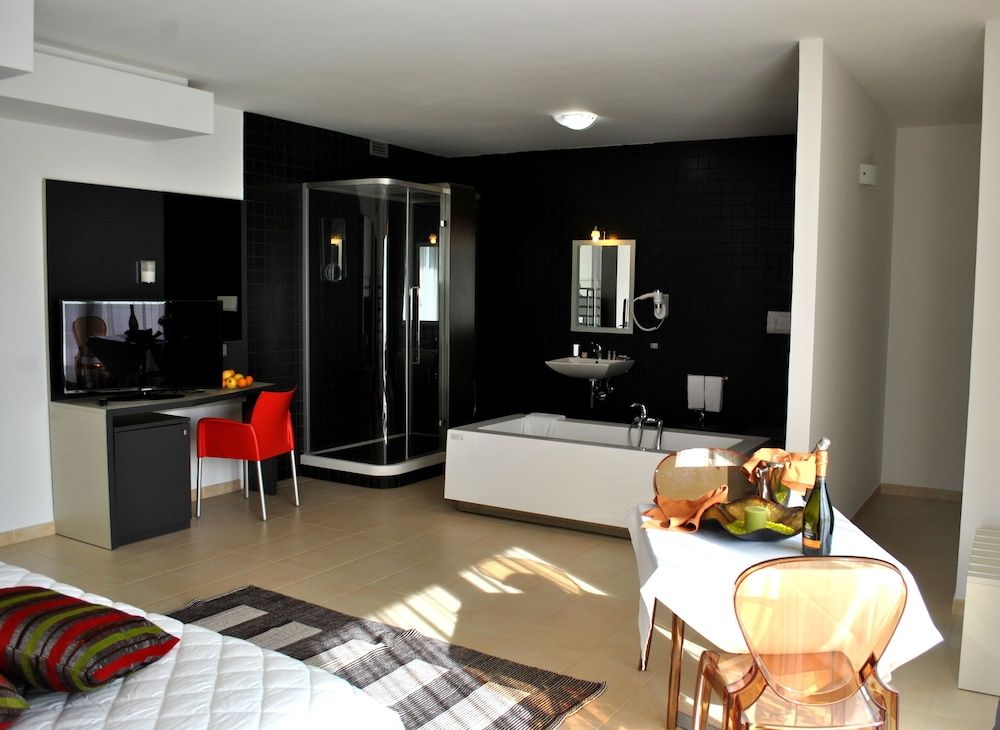 Althea Palace Suite, Jetted Tub (Terrace) 5