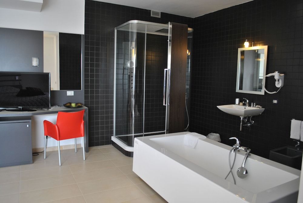 Althea Palace Suite, Jetted Tub (Terrace) 3