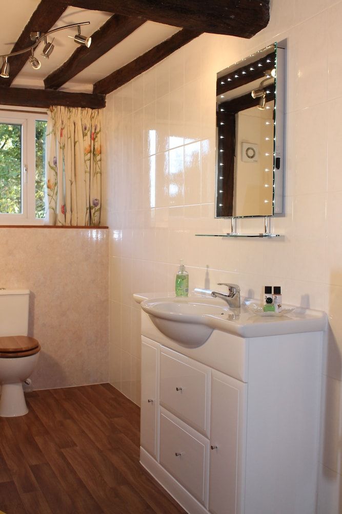 Colston Hall Farmhouse B&B Twin Room with Shower 3