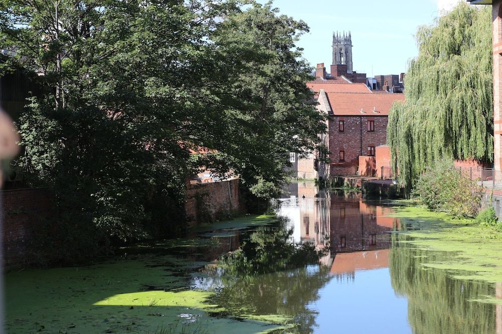 Chocolets - The Foss Suite Luxury Studio, Ensuite, River View (Apt 17 - City Centre ) 7