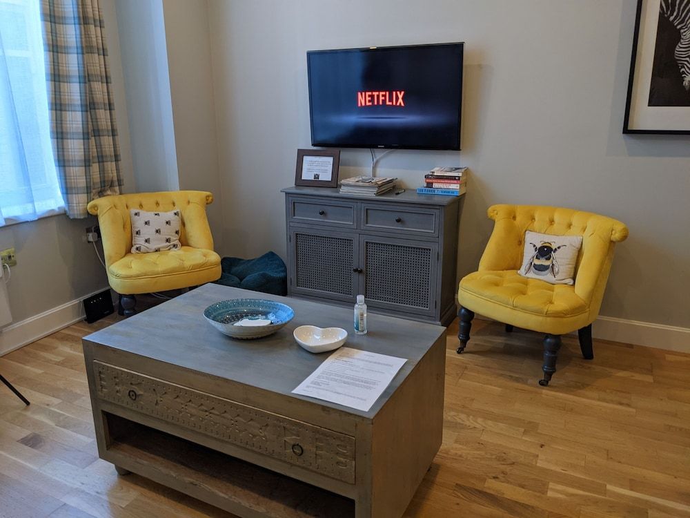 Heart of the City - Free Parking City Apartment, Private Bathroom 8