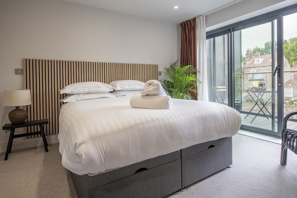 The Quadrant The Carillon Suite City Apartment, Ensuite (The Carillon Suite) 6