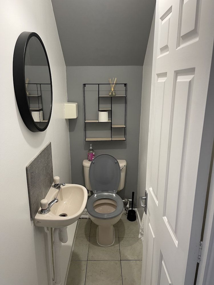 5 Lockside Free Secure Parking House, Private Bathroom 9