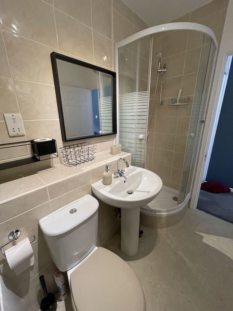 5 Lockside Free Secure Parking House, Private Bathroom 8