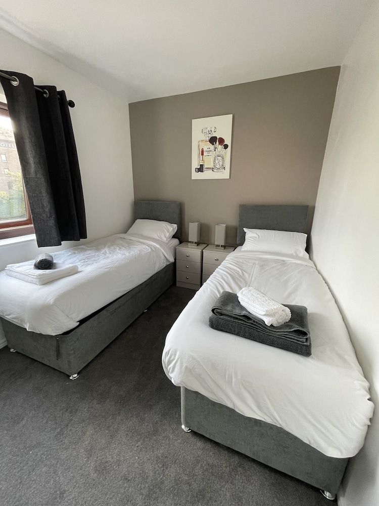 5 Lockside Free Secure Parking House, Private Bathroom 6