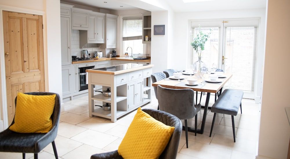 undefined York Minster-3 Bed-sleeps 6-fireplace-free Parking 2