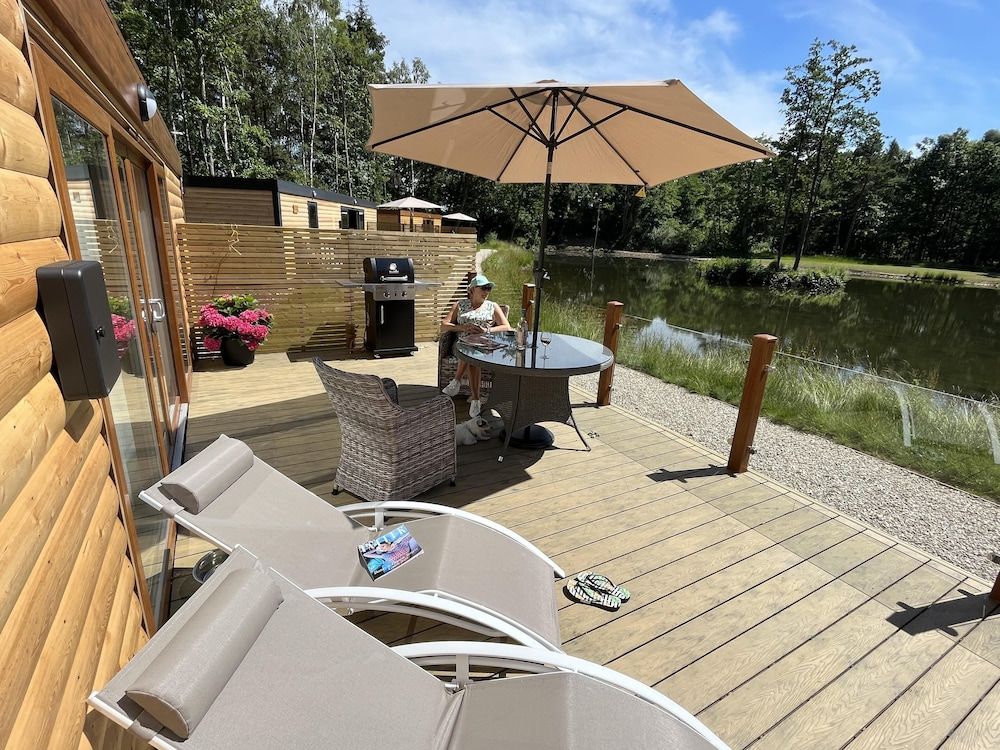 undefined Oak Boutique Lodge Includes hot Tub, air con & dog 6
