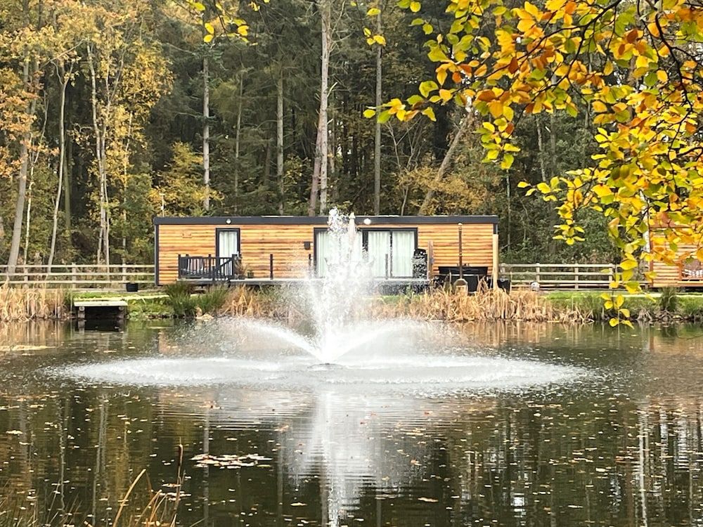 Oak Boutique Lodge Includes hot Tub, air con & dog Cabin 7