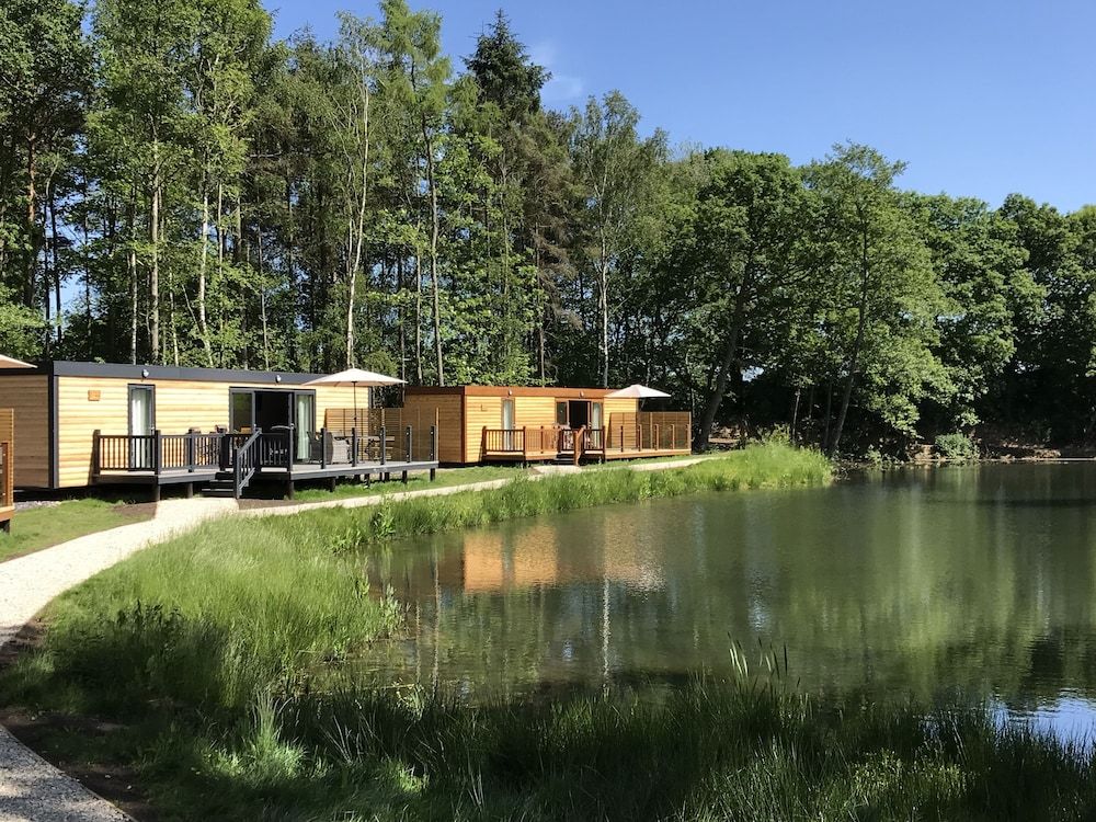 Oak Boutique Lodge Includes hot Tub, air con & dog Cabin 5