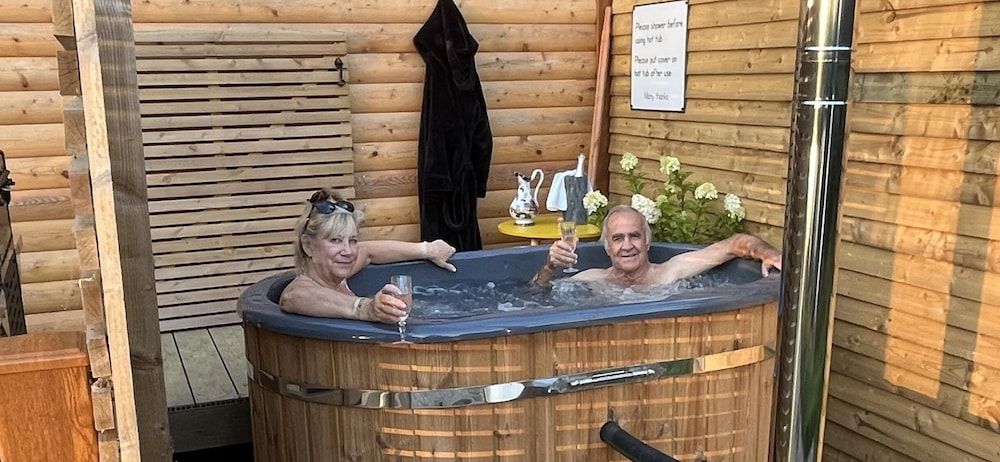 undefined Oak Boutique Lodge Includes hot Tub, air con & dog