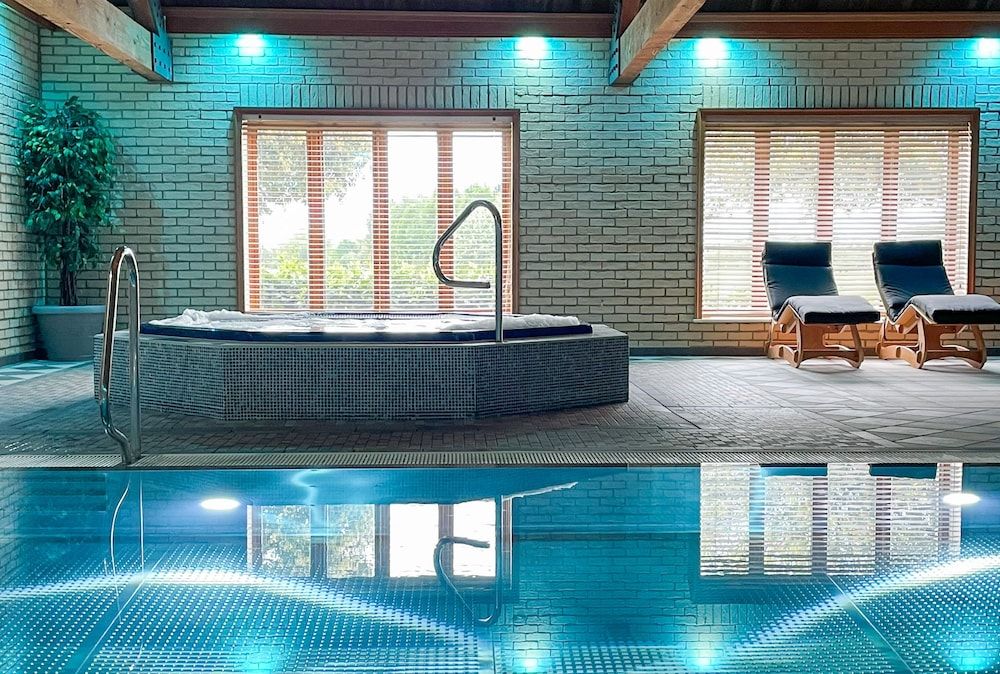 undefined Oak Boutique Lodge Includes hot Tub, air con & dog 4