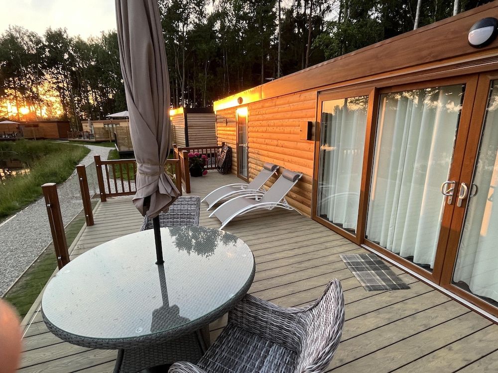 undefined Oak Boutique Lodge Includes hot Tub, air con & dog 7