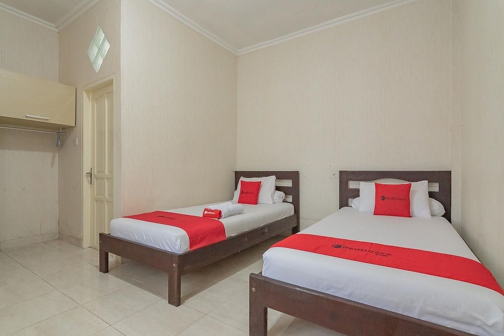 Twin Room (Reddoorz)