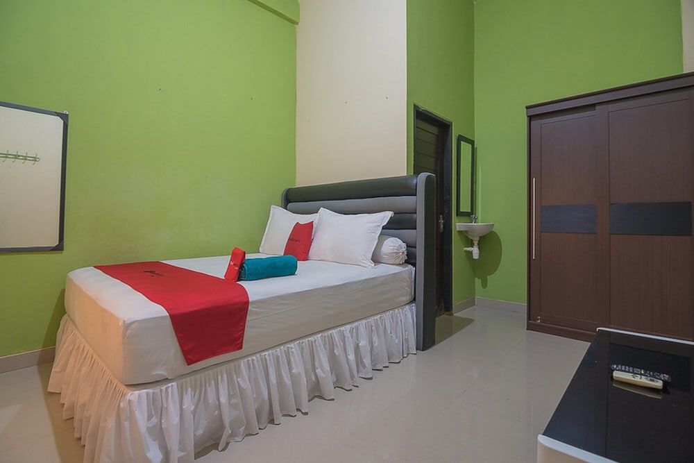 Double Room (RedDoorz)