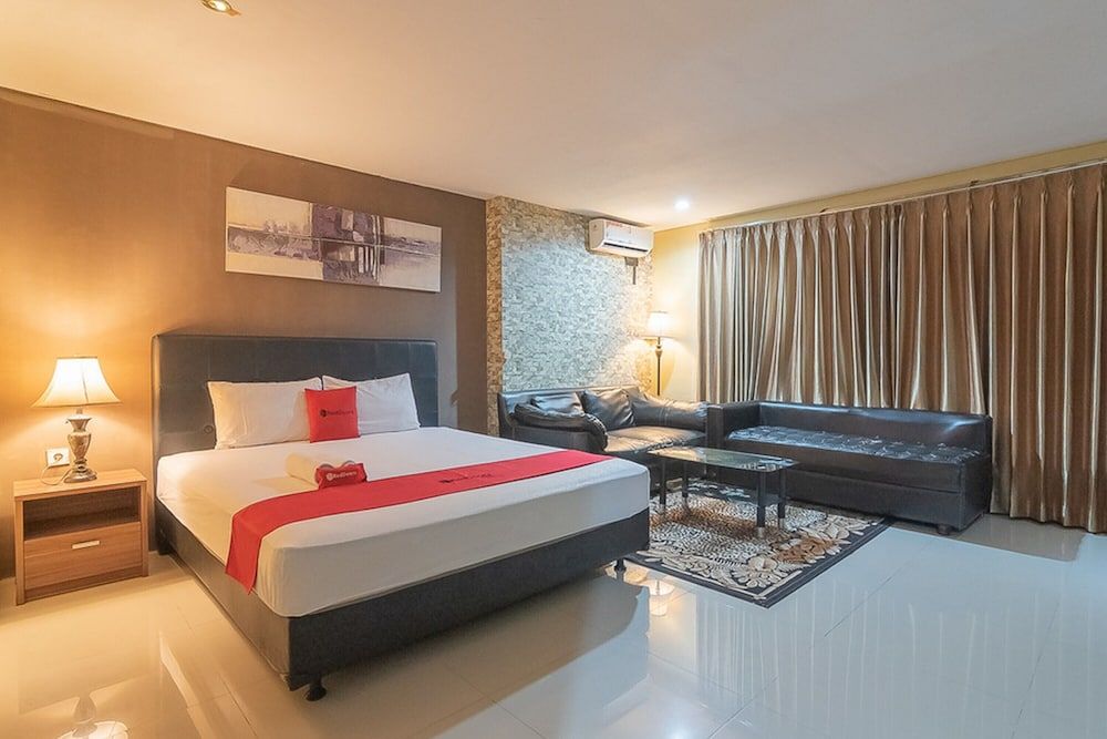 Suite (RedDoorz)