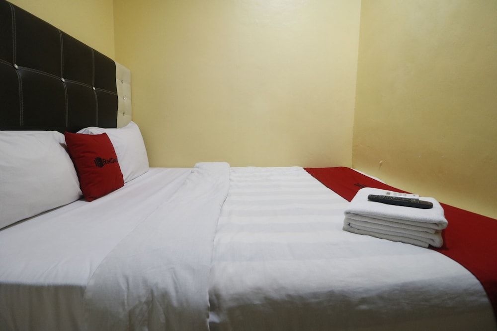 RedDoorz Plus near DC Mall Batam Double Room 9
