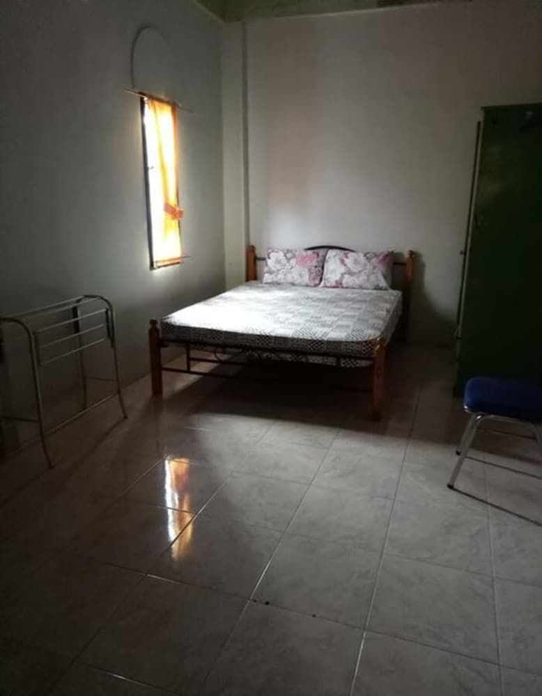 Tachi Stay Guesthouse Syariah Deluxe Room 8