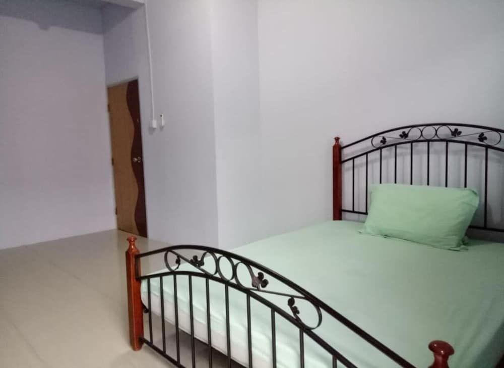 Tachi Stay Guesthouse Syariah Deluxe Room 9