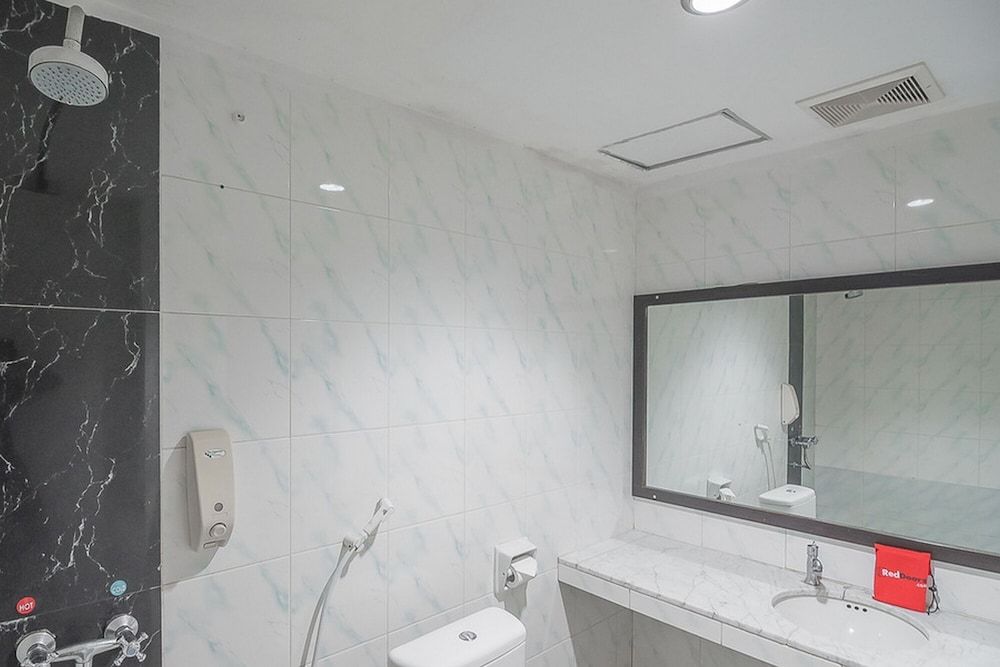 undefined RedDoorz Plus near Harbour Bay Mall Batam 7
