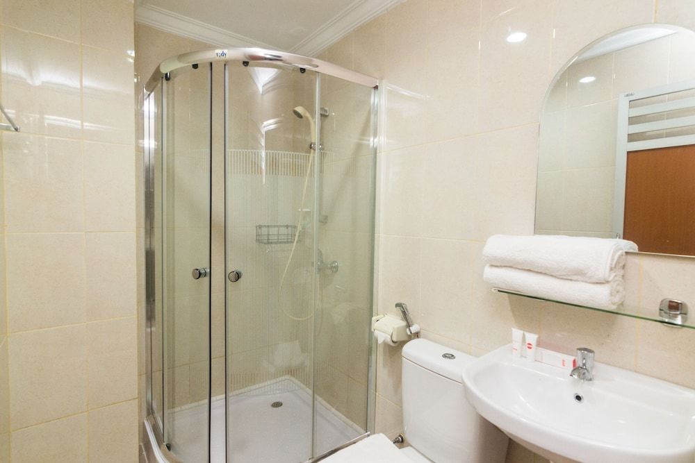 OYO 1771 Zeke Hotel Deluxe Suite 8