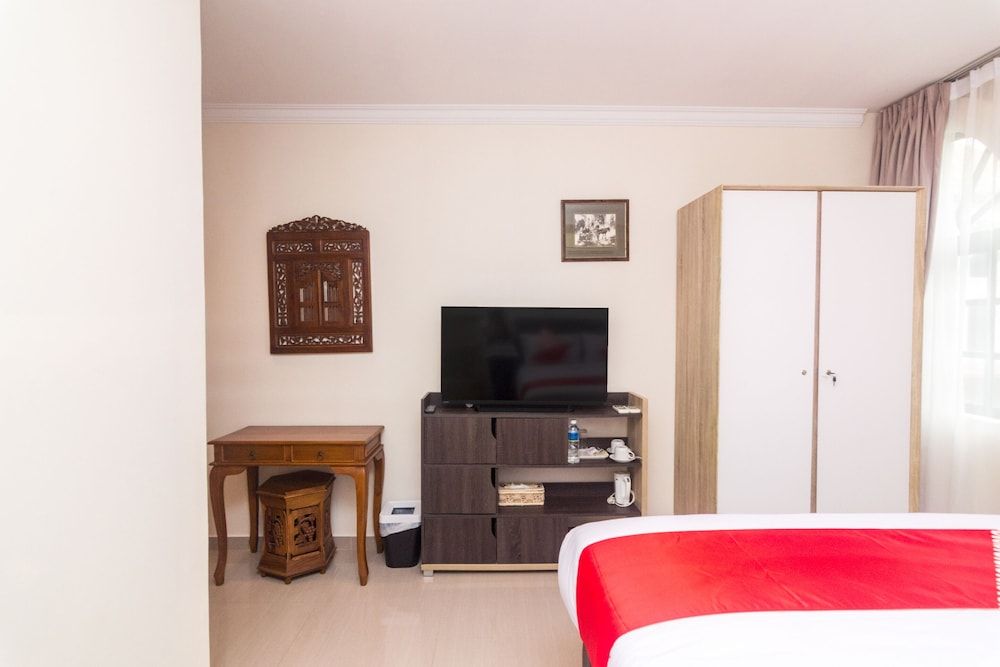 OYO 1771 Zeke Hotel Deluxe Double Room 2