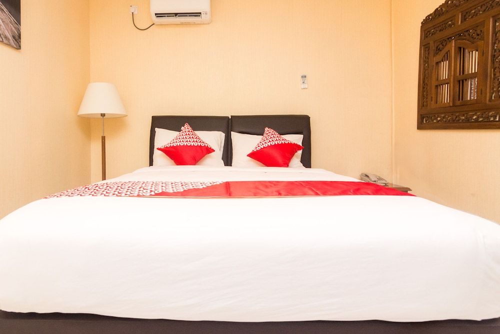 OYO 1771 Zeke Hotel Deluxe Double Room