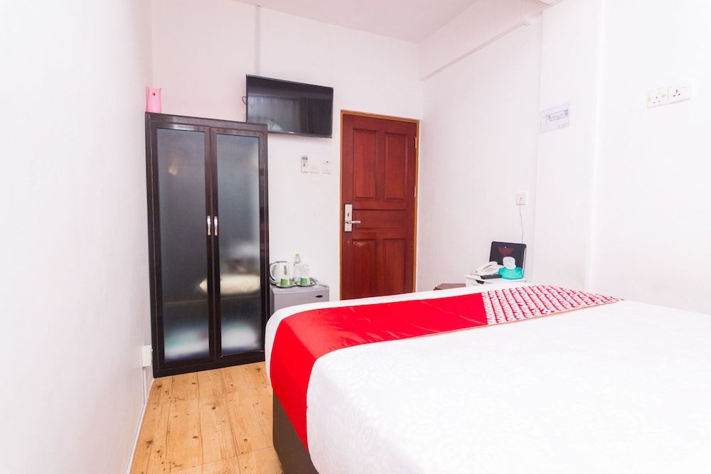 OYO 1771 Zeke Hotel Standard Double Room 3