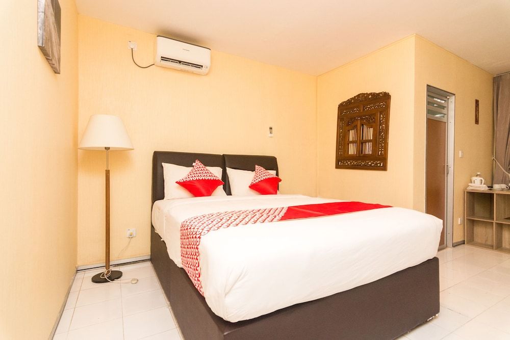 OYO 1771 Zeke Hotel Deluxe Double Room 7