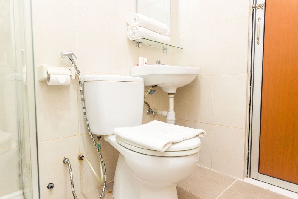 OYO 1771 Zeke Hotel Deluxe Double Room 5