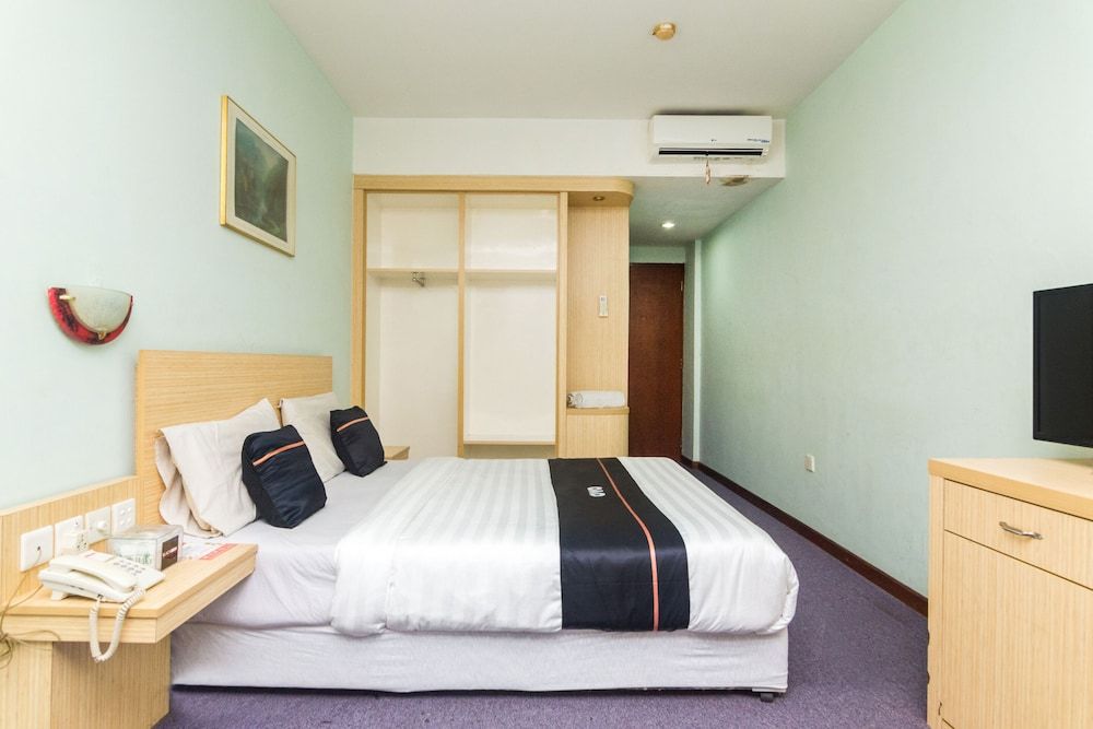 OYO 2065 Holly Sentosa Hotel Standard Double Room 4