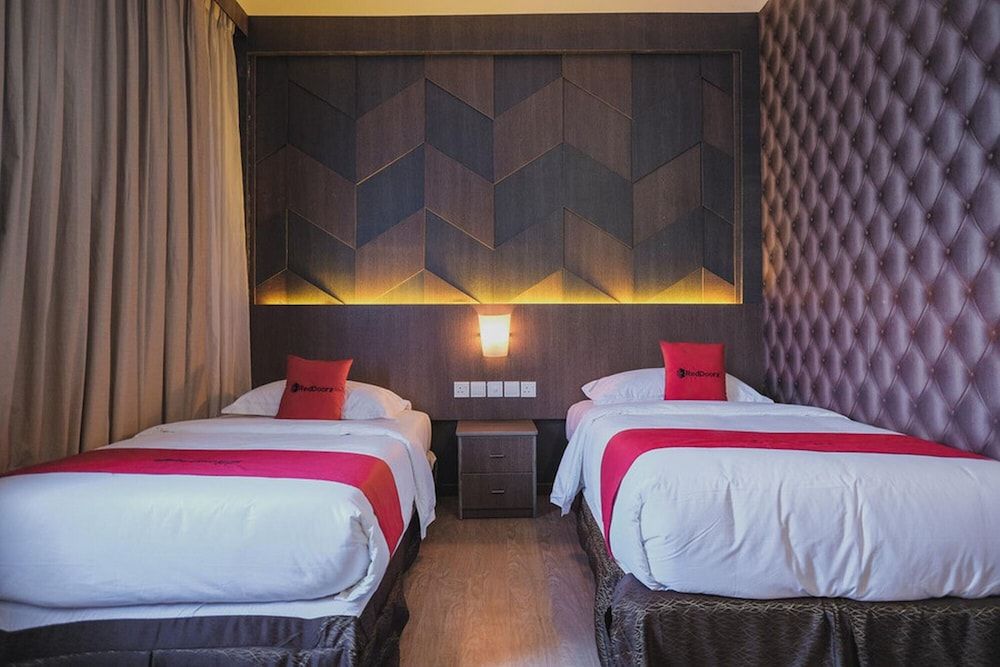 undefined RedDoorz Plus near Pantai Coastarina 2 7