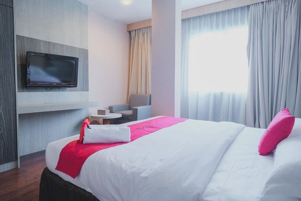 undefined RedDoorz Plus near Pantai Coastarina 2 6