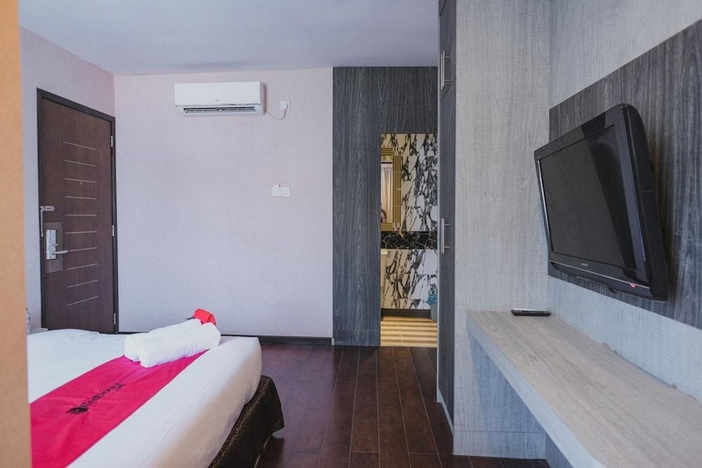 RedDoorz Plus near Pantai Coastarina 2 Premium Room (RedDoorz) 4