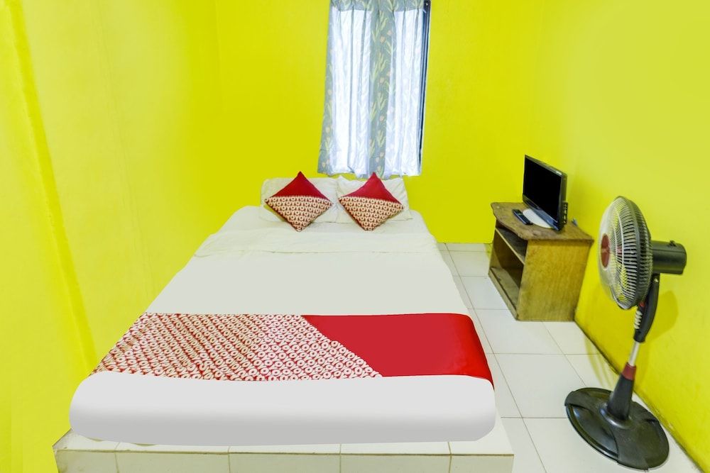 SPOT ON 91879 Emes Jaya HomestayNearSamsung Electronic Indonesia PT Economy Double Room 4